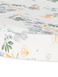 Load image into Gallery viewer, Bassinet Sheet - Modern Daisy