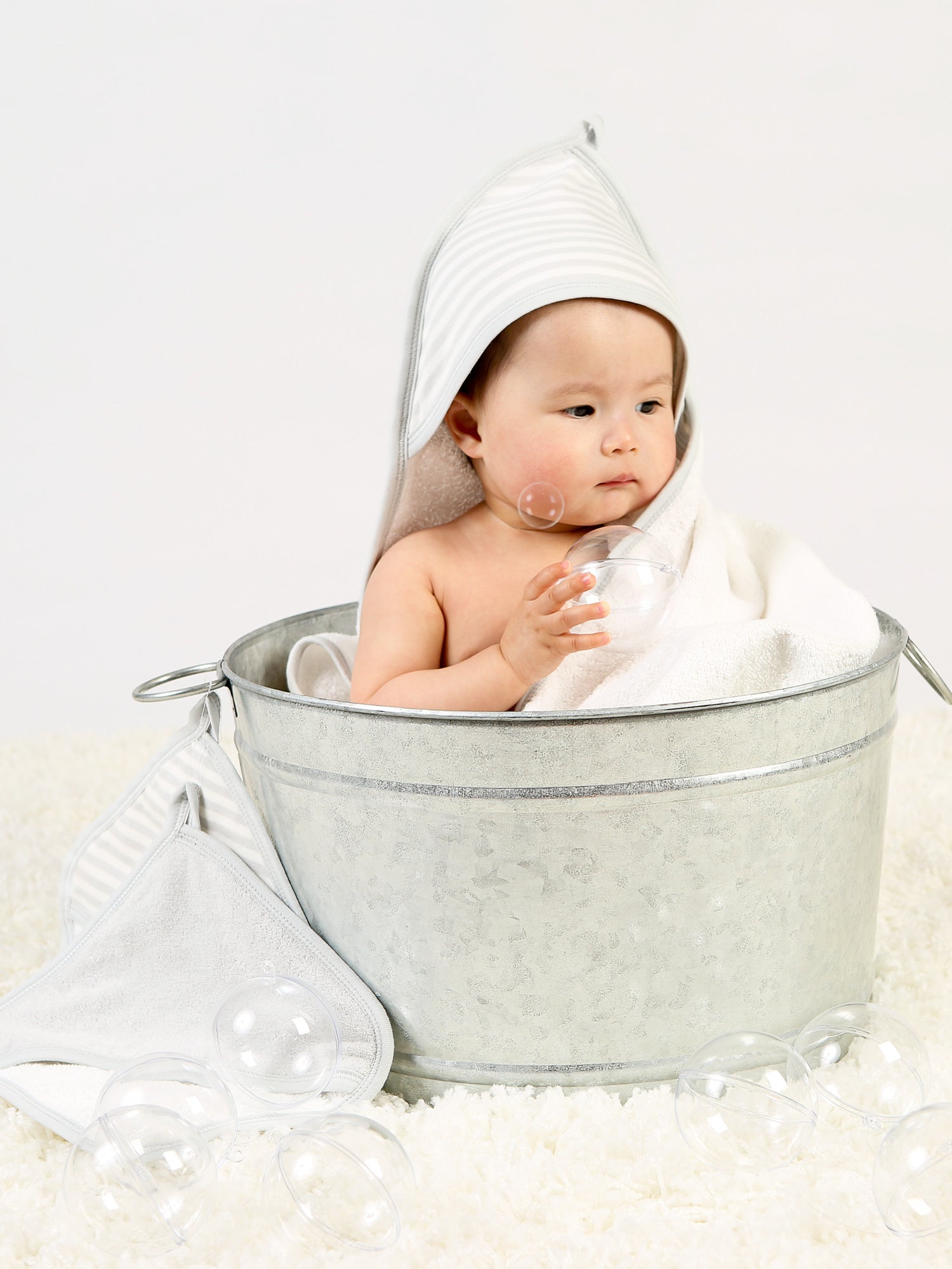 organic-cotton-hooded-baby-towel-grey
